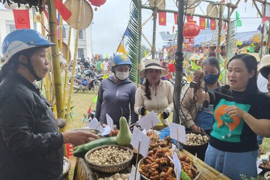 Phụ nữ xã Bình An quảng bá sản phẩm truyền thống