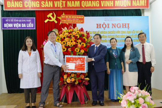 Phó Chủ tịch UBND tỉnh Trần Anh Tuấn thăm Bệnh viện Da liễu nhân Ngày Thầy thuốc Việt Nam