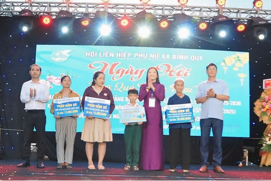 Hội LHPN xã Bình Quý trao 4 phương tiện sinh kế cho phụ nữ nghèo