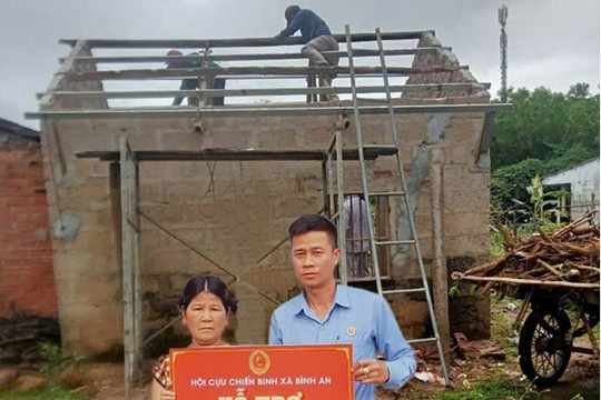 Hội CCB Bình An hỗ trợ tiền và tháo dỡ nhà cho hộ nghèo