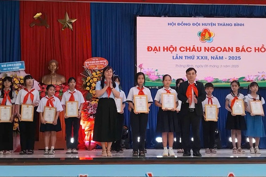 Huyện đoàn Thăng Bình trao giải cuộc thi vẽ tranh cho 14 học sinh