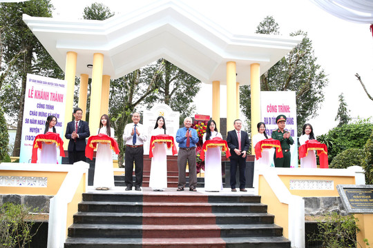 Tiên Phước khánh thành và gắn biển công trình chào mừng 50 năm ngày giải phóng quê hương
