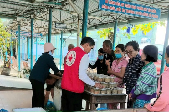 Trao 180 suất ăn trưa từ thiện tại Trung tâm y tế huyện Thăng Bình
