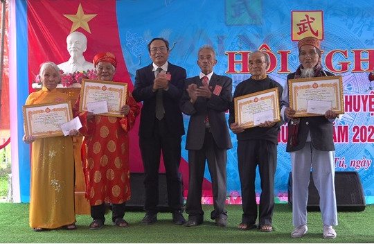 Tuyên dương 11 học sinh dòng họ Vũ - Võ đạt giải các kỳ học sinh giỏi cấp tỉnh năm 2024