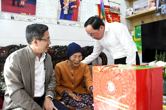 Lãnh đạo tỉnh thăm, tặng quà các gia đình chính sách tiêu biểu huyện Thăng Bình