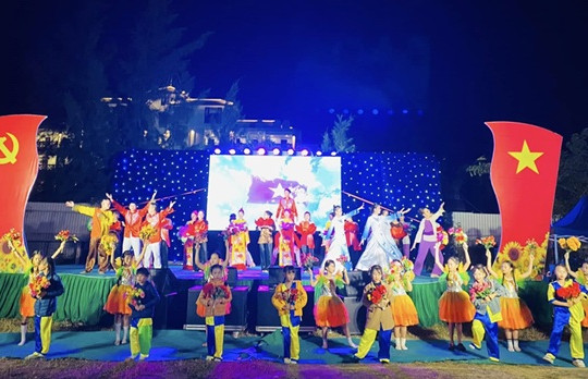 Bình Minh tổ chức văn nghệ nhân kỷ niệm 50 năm Ngày Giải phóng quê hương Thăng Bình