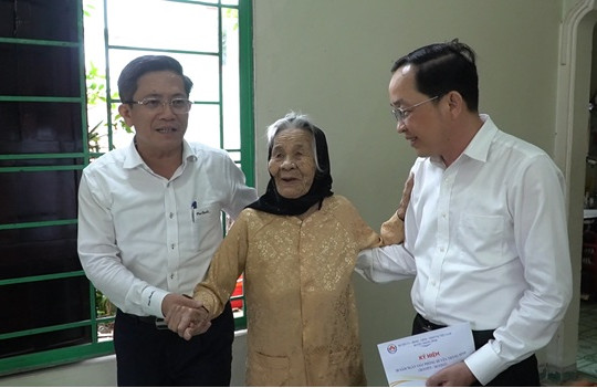 Phó Chủ tịch UBND tỉnh Trần Nam Hưng thăm các gia đình chính sách tiêu biểu tại Thăng Bình