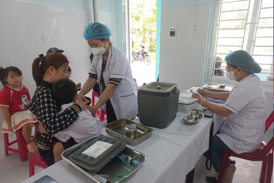 Thăng Bình tiếp tục tiêm vét hết vắc xin sởi – rubella đã phân bổ