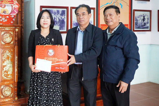 Phó Chủ tịch UBND tỉnh Trần Anh Tuấn viếng hương đồng chí Trương Quang Giao - nguyên Bí thư Tỉnh ủy Quảng Nam - Đà Nẵng