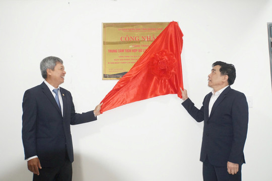 Gắn biển công trình Trung tâm tích hợp dữ liệu chào mừng kỷ niệm 50 năm ngày giải phóng tỉnh Quảng Nam