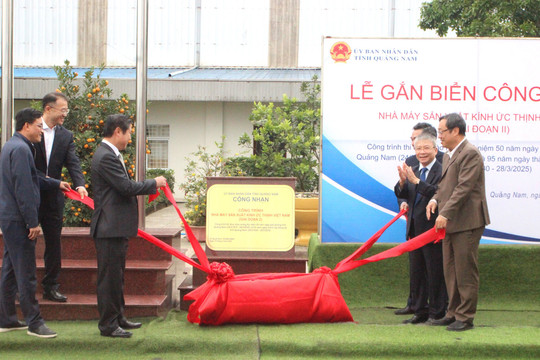 Gắn biển công trình nhà máy sản xuất kính Ức Thịnh Việt Nam chào mừng 50 năm Ngày giải phóng Quảng Nam