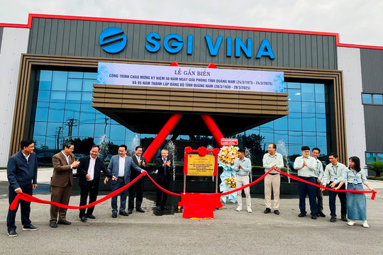 Gắn biển công trình chào mừng 50 năm giải phóng Quảng Nam tại Nhà máy nam châm từ tính SGI