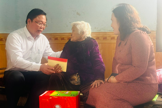 Chủ tịch Ủy ban MTTQ Việt Nam tỉnh Quảng Nam thăm, tặng quà người có công tại huyện Bắc Trà My