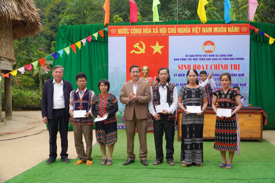 Thôn Bhơ Hôồng tổ chức sinh hoạt chính trị chào mừng 50 năm giải phóng tỉnh Quảng Nam