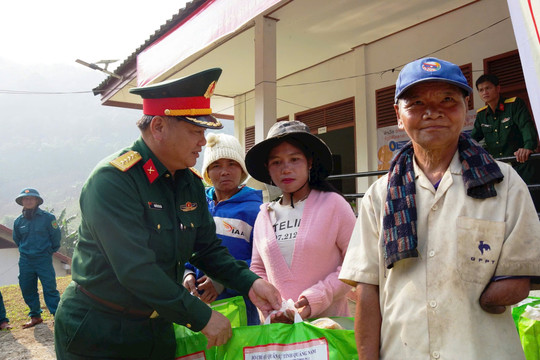 Bộ CHQS tỉnh Quảng Nam tặng quà, khám bệnh miễn phí cho bà con tỉnh Sê Koong