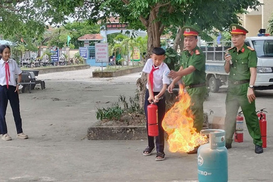 Công an xã Bình Phục tuyên truyền pháp luật cho học sinh