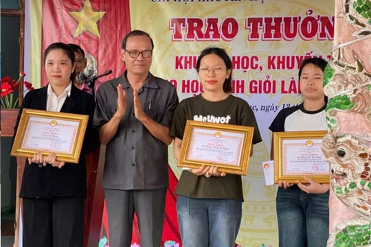 Trao thưởng cho học sinh giỏi làng La Mật