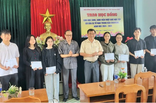 Trao học bổng Chanchu năm học 2024 - 2025 cho học sinh, sinh viên