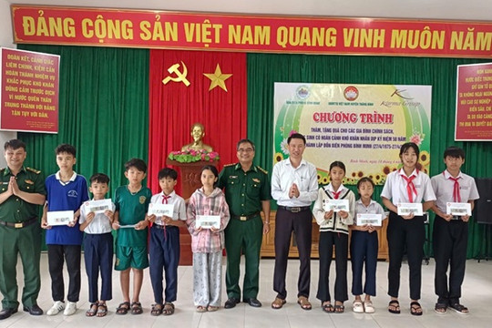 Tặng 30 suất quà cho gia đình chính sách và học sinh có hoàn cảnh khó khăn