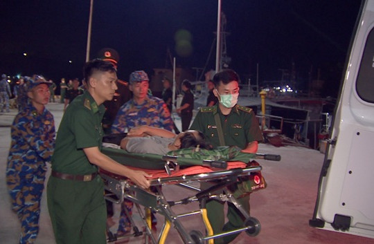 Khẩn cấp đưa ngư dân xã Bình Minh bị đau nặng trên biển vào bờ cấp cứu an toàn