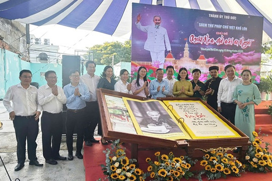 Công bố tác phẩm thư pháp độc bản “Miền Nam nhớ mãi ơn Người” của người con quê hương Bình Tú, huyện Thăng Bình