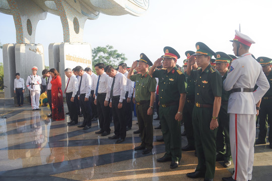 Lãnh đạo tỉnh dâng hoa, dâng hương tri ân các anh hùng liệt sĩ, Bà mẹ Việt Nam anh hùng