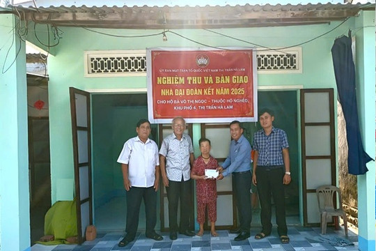 Mặt trận thị trấn Hà Lam bàn giao nhà đại đoàn kết