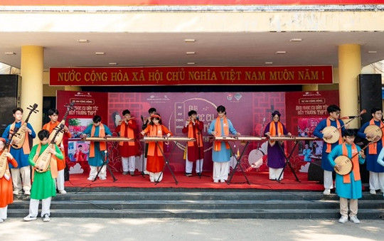 Trường THPT Lý Tự Trọng phối hợp tổ chức chương trình “Đưa nhạc cụ dân tộc đến với học sinh