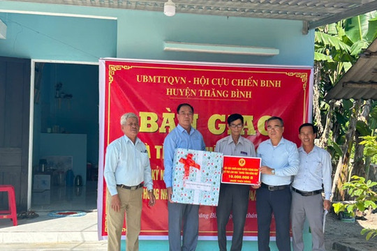 Bàn giao nhà “Nghĩa tình đồng đội” tại xã Bình Hải