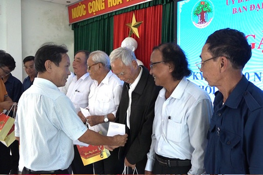 Hội NCT Thăng Bình trao 50 suất quà cho hội viên khó khăn