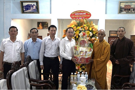 Đồng chí Nguyễn Văn Lượm - Bí thư Huyện ủy thăm các cơ sở thờ tự Phật giáo nhân Đại lễ Phật đản - Phật lịch 2569