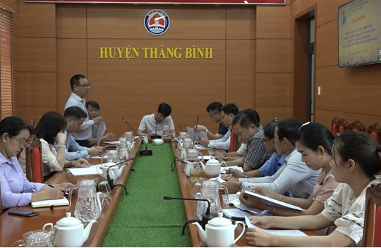 Phó Cục trưởng Cục Thống kê Nguyễn Thanh Dương làm việc tại huyện Thăng Bình