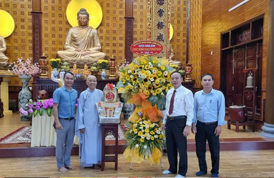 Phó Bí thư Thường trực Huyện uỷ thăm chúc mừng nhân Đại lễ Phật đản 2025