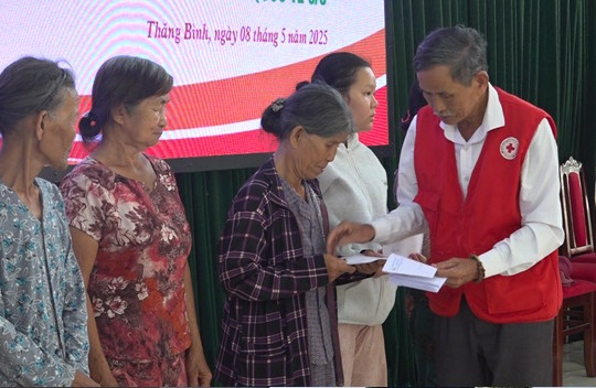 Bình Triều vận động, trao quà cho người khó khăn tại đơn vị xã kết nghĩa