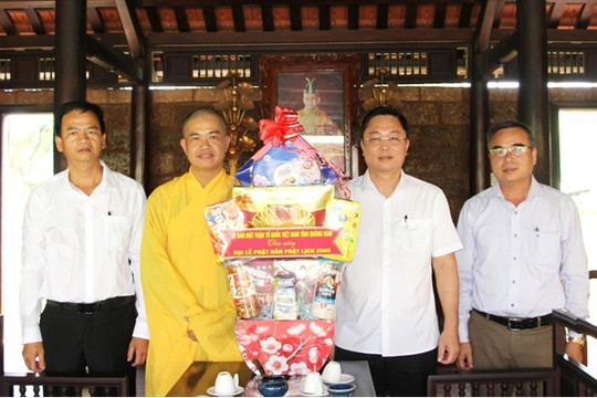 Chủ tịch Ủy ban MTTQ Việt Nam tỉnh Quảng Nam Lê Trí Thanh thăm, chúc mừng Đại lễ Phật đản tại Chùa Bình Nam