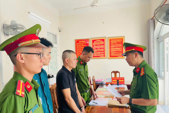 Khởi tố, bắt tạm giam đối tượng lừa đảo chiếm đoạt tài sản của người bán vé số bị khuyết tật