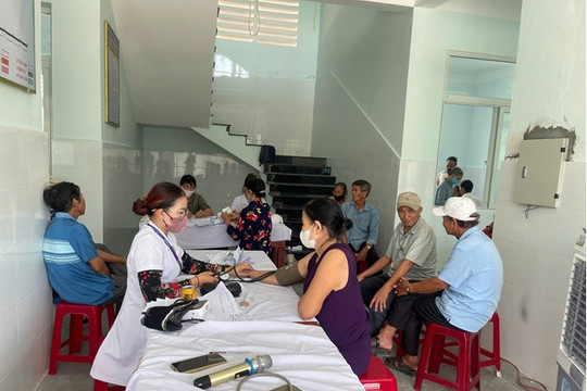 Hơn 1.000 người cao tuổi được khám sàng lọc