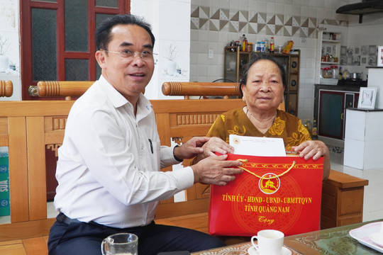 Phó Chủ tịch UBND tỉnh Trần Anh Tuấn thăm, động viên thân nhân liệt sĩ hy sinh trong trận đánh Núi Thành