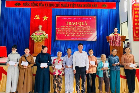 Mặt trận xã Bình Nam trao 60 suất quà cho người nghèo