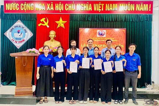 Trường THPT Lý Tự Trọng (Bình Trị) chú trọng phát triển đảng viên trong học sinh