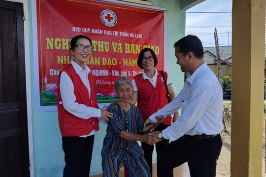 Thị trấn Hà Lam (Thăng Bình) bàn giao nhà nhân đạo cho bà Võ Thị Nghinh