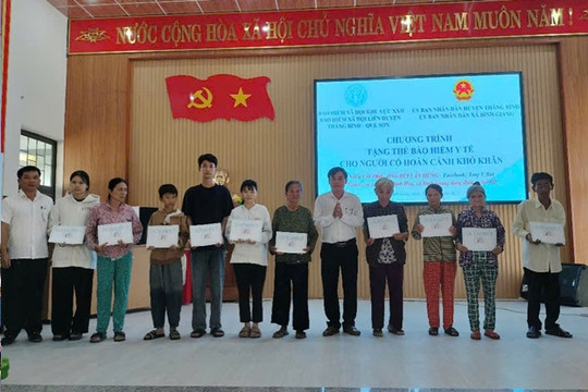 BHXH liên huyện Thăng Bình – Quế Sơn tặng 10 thẻ BHYT cho hộ khó khăn