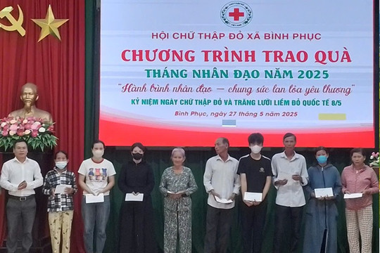Trao quà cho hộ nghèo, cận nghèo, hộ khó khăn của xã Bình Phục