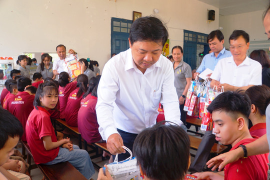 Bí thư Tỉnh ủy Lương Nguyễn Minh Triết thăm, tặng quà trẻ em khuyết tật nhân dịp ngày Quốc tế Thiếu nhi