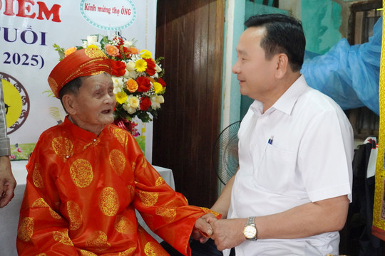 Phó Chủ tịch HĐND tỉnh Nguyễn Công Thanh thăm, tặng quà người cao tuổi tại huyện Đại Lộc