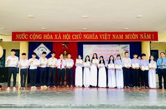 Trường THPT Lý Tự Trọng bế giảng năm học 2024-2025