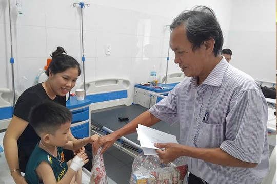 Lãnh đạo huyện Thăng Bình thăm, tặng quà cho 30 bệnh nhi