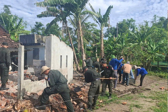 Thanh niên Thăng Bình hỗ trợ tháo dỡ nhà cho gia đình có công cách mạng