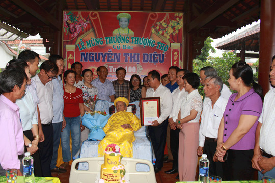 Phó Chủ tịch UBND tỉnh Trần Anh Tuấn thăm, tặng quà người cao tuổi tại Điện Bàn, Duy Xuyên