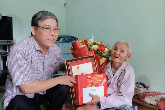 Lãnh đạo Ủy ban MTTQ Việt Nam tỉnh tặng quà người cao tuổi tại Thăng Bình